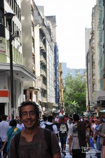 Feliz, passeando pelas ruas centrais de Porto Alegre, no Rio Grande do Sul